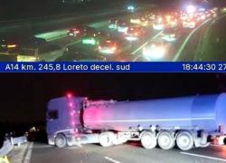 Tentata rapina a 2 portavalori su A14, fallito assalto con armi, esplosivo e chiodi: 1 rapinatore in ospedale, 2 fermati e 2 in fuga – VIDEO