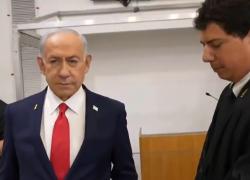 Israele, il VIDEO di Netanyahu arrivato in tribunale a testimoniare nel suo processo per corruzione: "Sessione interrotta per sviluppi su sicurezza"