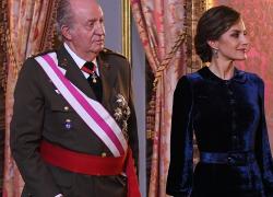Spagna, esce il libro di memorie di Re Juan Carlos. Il monarca emerito si toglie qualche sassolino dalla scarpa sulla nuora Letizia: non l’ho mai sopportata 