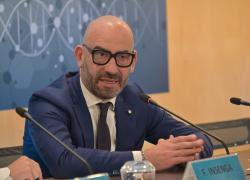 Influenza e Covid, Bassetti continua con l'allarmismo: "Rischiamo 20 mln di contagi", e insiste col vaccino: "Lo fa solo 1 italiano su 4"