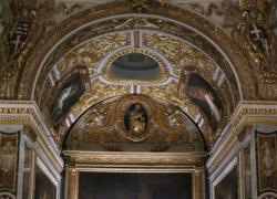 Generoso e Roberto di Meo nella Sacra Infermeria di Malta accolgono la figlia di Arafat (Zahwa) e Luigi Di Maio… Sacral Touch é il dress code: demoni, ex voto, madonne nere e processione di monaci ( veri) incappucciati