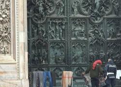 Milano banlieue, clochard 21enne egiziano stende i panni davanti al portone del Duomo, portato all'ospedale San Paolo per valutazione psichica