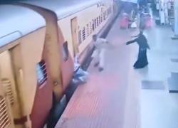 India, donna si lancia su treno in corsa ma scivola, poliziotto la salva prima che finisca sui binari nello spazio tra il mezzo e la banchina - VIDEO