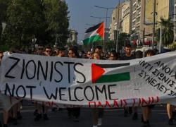 Corf&ugrave;, 250 persone in protesta contro approdo crociera Crown Iris con a bordo turisti israeliani: &ldquo;Sionisti assassini non benvenuti&rdquo; -  VIDEO