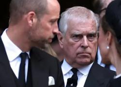 Andrea Mountbatten Windsor non è più Principe. L’ex Duca di York è stato cancellato dall'elenco ufficiale dei nobili britannici
