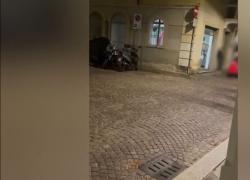 Cori fascisti nella sede FdI a Parma: “Camicia nera trionferà”, Roscani (FdI): “Niente lezioni dal Pd che inneggia alle brigate rosse” - VIDEO