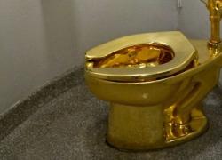 Maurizio Cattelan, il water in oro massiccio va all'asta da Sotheby's con prezzo di partenza 10 milioni di dollari