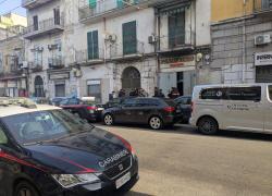 Notte di sangue a Napoli: ammazzato a colpi di pistola operaio 18enne incensurato; trovato cadavere in un palazzo; 16enne gambizzato dopo serata