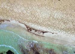 Salento, padre disegna 400 cuori sulla spiaggia di Torre Vado per la figlia di 11 anni operata all'occhio per una malattia autoimmune - VIDEO