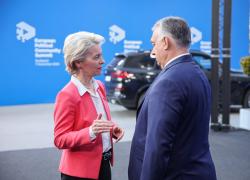 Ue, scandalo su spartizione fondi di von der Leyen scoperto da Orban, dai 2mld€ alla sua ex università ai 5 mld€ a società di consulenze in Germania