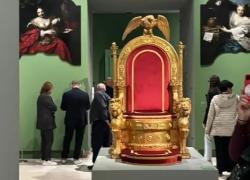 Il trono dei Savoia, restaurato e conservato al Palazzo Reale di Napoli, è ora in mostra al Palazzo delle Esposizioni di Roma. Tornerà a Napoli a inizio 2026