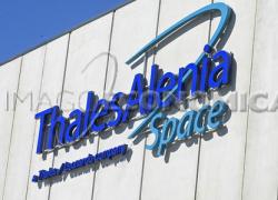 Thales Alenia Space, davanti alla sede torinese la protesta di un blocco anti-militarista, tra fumogeni e slogan di pace