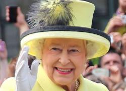 Regina Elisabetta, arriva nel 2026 a Buckingham Palace la più grande mostra mai realizzata sul guardaroba della iconica sovrana inglese