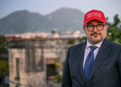 Regionali Campania, Sangiuliano col cappellino rosso come Trump: “Make Naples great again”, e poi: “Basta inciuci deluchiani”