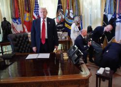 Casa Bianca, uomo sviene nello Studio Ovale per malore improvviso durante conferenza su taglio costi farmaci contro obesit&agrave; - VIDEO