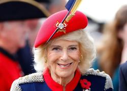 Perché la Regina Camilla indossava un abito di ispirazione militare e cappello con teschio e ossa incrociate?