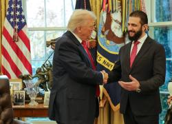 Accordo Trump-Al Sharaa alla Casa Bianca, a Siria sospese sanzioni per 180 giorni ed entrata in coalizione anti-Isis, in cambio base Usa a Damasco