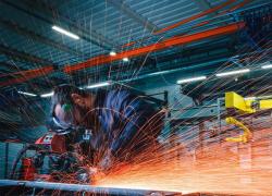 Istat, produzione industriale in crescita dell'1,5% a settembre su base annua, bene l'elettronica a +12,3%, giù la moda col -4,4%