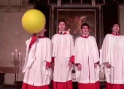 Corista inala elio da un palloncino per raggiungere una nota altissima mentre canta, il suono sembra ultraterreno - VIDEO