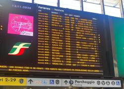 Caos treni alta velocità, ritardi fino ad 8 ore dopo donna investita da convoglio a Praia a Mare in Calabria, Roma Termini paralizzata