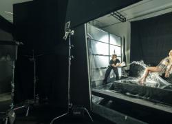 Pirelli presenta a Praga The Cal 2026, Sølve Sundsbø firma un’edizione dedicata al legame tra essere umano e natura; protagoniste 11 donne raccontate attraverso i 5 elementi