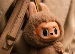 Genova, la Finanza sequestra 13.500 Labubu contraffatti, erano pronti per essere venduti ai bimbi a Natale