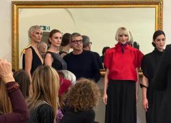 Lo stilista Vittorio Camaiani svela la sua nuova collezione Autunno/Inverno 25-26 intitolata “La mia Strada” nella Coffee House di Palazzo Colonna in concomitanza con la mostra “Seduzioni, quando il metallo diventa desiderio” di Andrea Borga