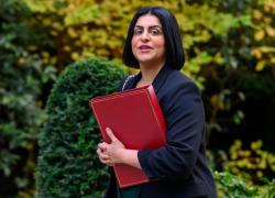 Uk, stretta su visti per richiedenti asilo e rifugiati politici, status ridotto da 5 anni a 30 mesi, ministra Mahmood: “Stop a golden ticket”