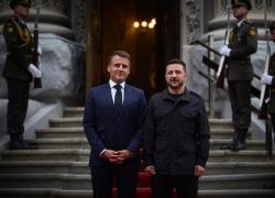 Incontro Zelensky-Macron, firmata intesa per continuare a fare la guerra alla Russia: “Kiev acquisterà fino a 100 caccia Rafale e droni”