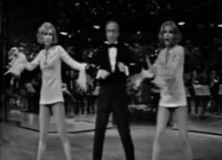 Le gemelle Kessler con Raimondo Vianello a Canzonissima nel 1969, il balletto in minigonna con uno stacco di coscia giudicato "troppo audace" all'epoca - VIDEO