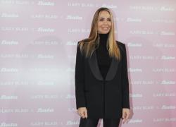 Dalla TV alla moda: Ilary Blasi diventa musa di BATA. Al centro, la donna di oggi