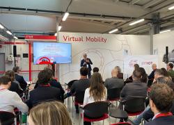 Generali Jeniot, 59% del tempo scrittura messaggi senza guardare la strada, oltre 220 metri percorsi senza controllo visivo, 5,7% per le telefonate