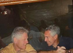 Caso Epstein, "ex presidente dem Bill Clinton viaggiò 26 volte sul "Lolita Express", in 5 occasioni senza scorta": i DATI dei registri di volo