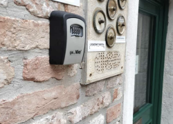 Check-in per affitti brevi, per CdS obbligo di identificazione di persona degli alloggiati, ammesse tecnologie di riconoscimento e videochiamate