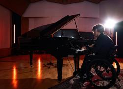 Frenci, il pianista 25enne che ha trasformato la tetraplegia in musica: "Credete nei sogni, non negli incubi degli altri"