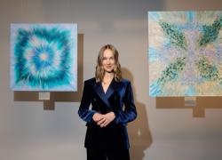 Lauma Survilo  presenta la seconda edizione di  Portal Series ‘25, le opere energetiche che invitano l’osservatore a un momento di presenza profonda