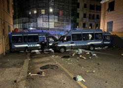 Genova, corteo antifascista si trasforma in un assalto alla polizia, otto agenti feriti da pietre e petardi