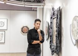 Carlos Koo Approda a Milano: La Magia dell’Incisione Metallica di Hong Kong. La Prima Mostra Personale dell'Artista si Intitola "Casting Time: Poetry of Metal" e Promette di Incantare il Pubblico