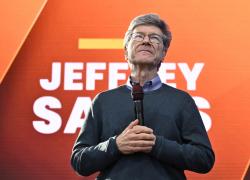 Ucraina, Sachs sostiene piano Trump: “Modo realistico di finire la guerra, pace fatta ma Ue finge di non capire, Usa assicurano Kiev fuori dalla Nato”