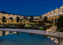 Che domenica bestiale! Derby e tifoserie scatenate, vernissage di Archivioplastico e  vapori delle terme De Montel… ma anche cornetti ed ex-voto. E comincia la corsa, anzi, un galoppo, allo shopping pre/natalizio… Panettoni e porchette.