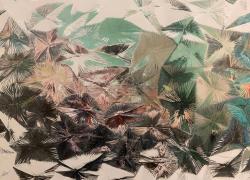 Andrea Bove, fotografo sperimentatore, con la mostra “Eccetto Me”, curata dal critico d’arte Pasquale Lettieri, ci porta esattamente lì: nel punto in cui il corpo non è più figura ma traccia