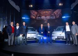 Geely Auto debutta in Italia, il gruppo cinese avvia l’espansione europea con due nuovi SUV elettrificati e un progetto culturale