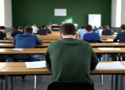 7 italiani su 10 bocciati in grammatica, tra gli errori più comuni "qual'è", "propio", "pultroppo", "avvolte", "al linguine", "salciccia", "cortello" 