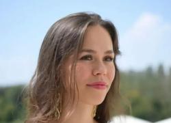 Ballo delle Debuttanti di Parigi, tra rappresentanti della finanza e dell’industria, anche la nipote della Principessa Maria Gabriella di Savoia