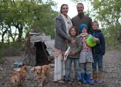 Famiglia nel bosco, i genitori convocati in tribunale il 4 dicembre, verso passo indietro del giudice Angrisano e ripristino responsabilità genitoriale
