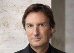 Pietro Baccari è il nuovo presidente e AD di LVMH, il gruppo del lusso con un fatturato di quasi 85 miliardi di euro 