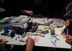 Gaza, palestinesi incollano banconote rotte a causa del blocco del contante imposto da Israele: sportelli e banche distrutti da raid Idf