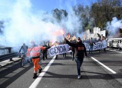 Genova, operai ex Ilva e Ansaldo occupano ponte San Giorgio, bloccato aeroporto, manifestanti in autostrada: "Protesta per diritto a lavoro" - VIDEO