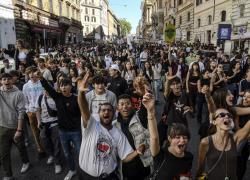 Sciopero studenti tedeschi contro leva militare il 5 dicembre in 60 città: “Non vogliamo finire carne da cannone, vogliamo la pace”