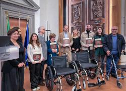 Gallerie degli Uffizi si attrezza con nuove carrozzine per agevolare le persone portatrici di disabilità e un libro tattile per scoprire Palazzo Pitti